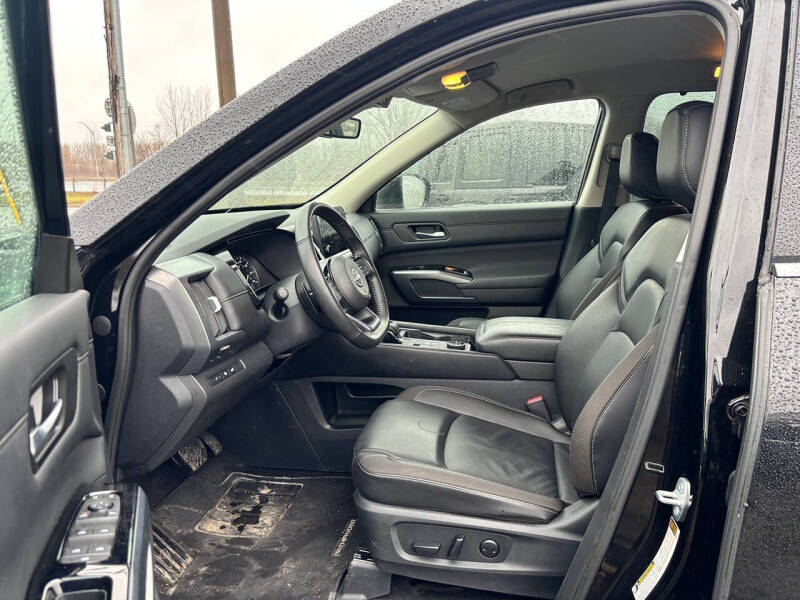 2025 Nissan Pathfinder SL