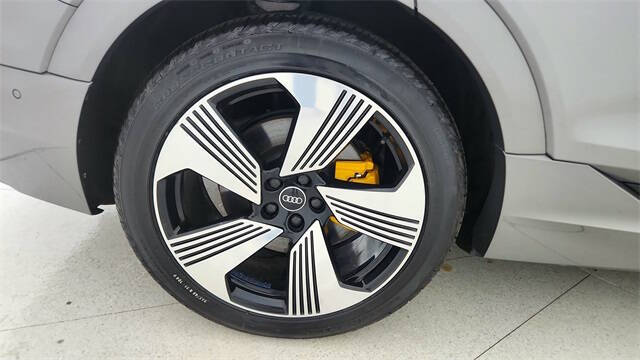 2022 Audi e-tron quattro Premium Plus