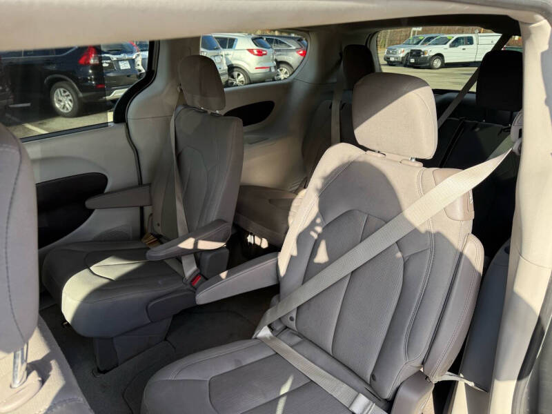 2021 Chrysler Pacifica Touring photo 15