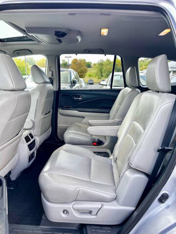 2020 Honda Pilot Touring w/Rear Captain's Chairs