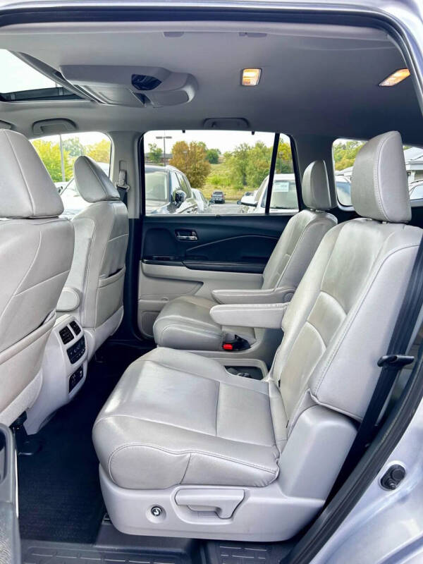 2020 Honda Pilot Touring w/Rear Captain's Chairs