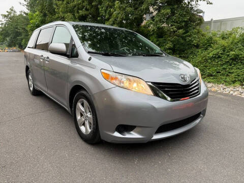 2013 Toyota Sienna LE 8-Passenger