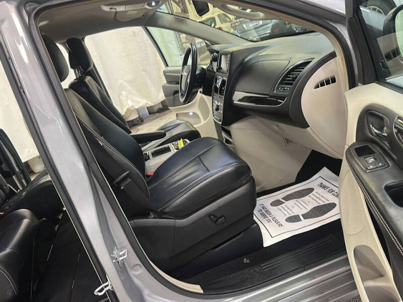 2014 Chrysler Town and Country Touring-L