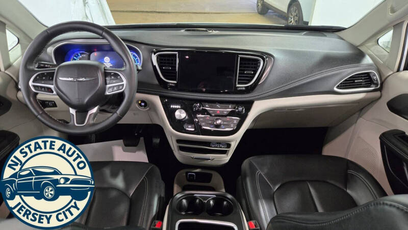 2023 Chrysler Pacifica Plug-In Hybrid Touring L