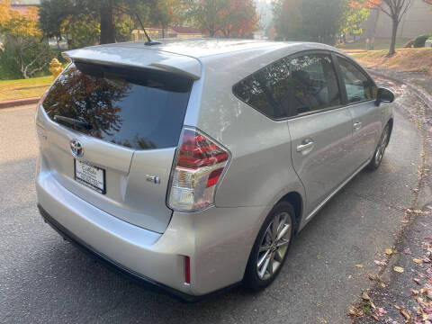 2015 Toyota Prius v Five