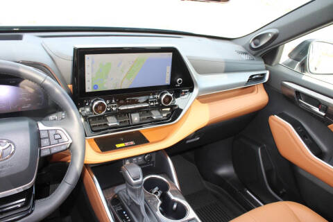 2025 Toyota Highlander Hybrid Platinum