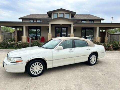 2004 Lincoln Town Car for sale at Car Country in Clute TX