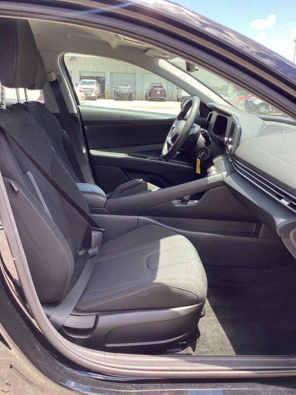 2025 Hyundai Elantra SE
