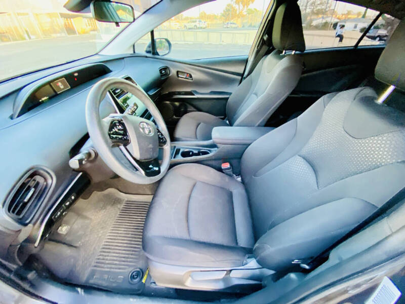 2022 Toyota Prius LE