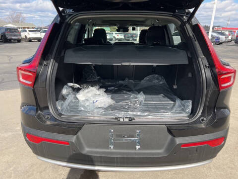 2025 Volvo XC40 B5 Ultra Bright Theme