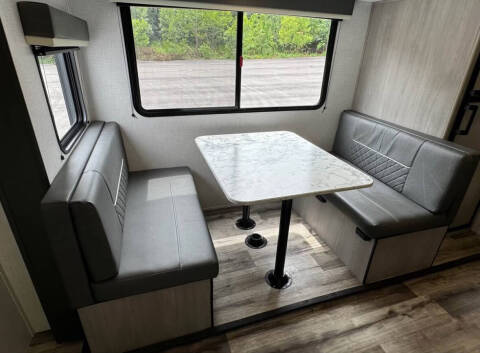 2022 Coleman Light 2455BH