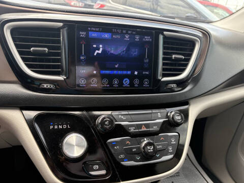 2017 Chrysler Pacifica Touring-L