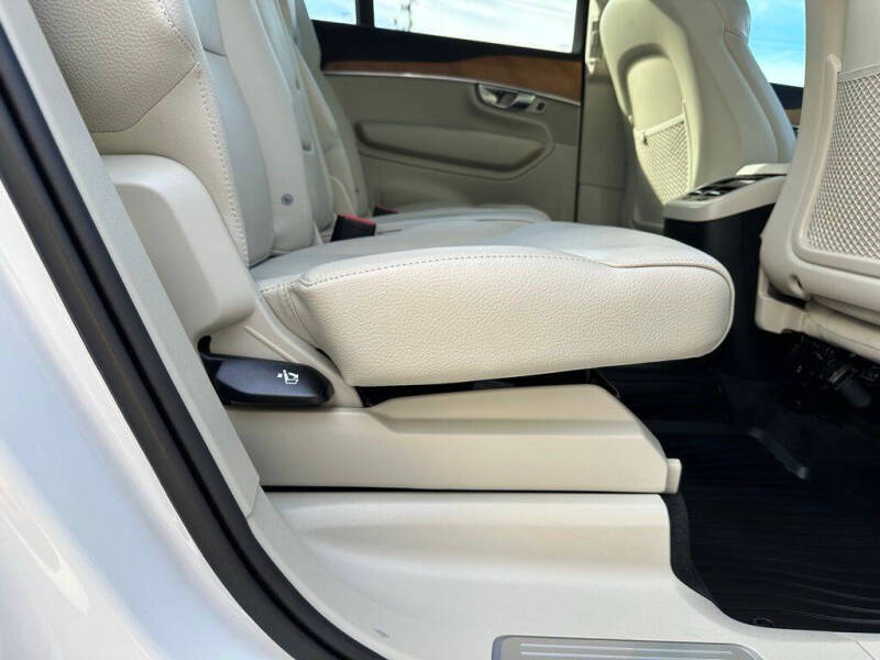 2022 Volvo XC90 T6 Momentum 7-Passenger