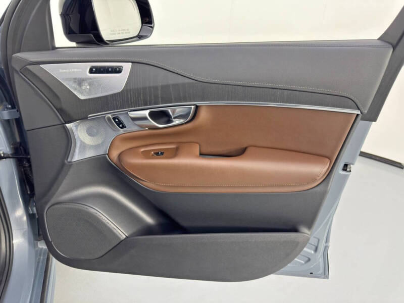 2023 Volvo XC90 Recharge T8 Ultimate Dark Theme