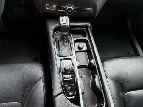 2020 Volvo XC90 T6 Momentum 6-Passenger