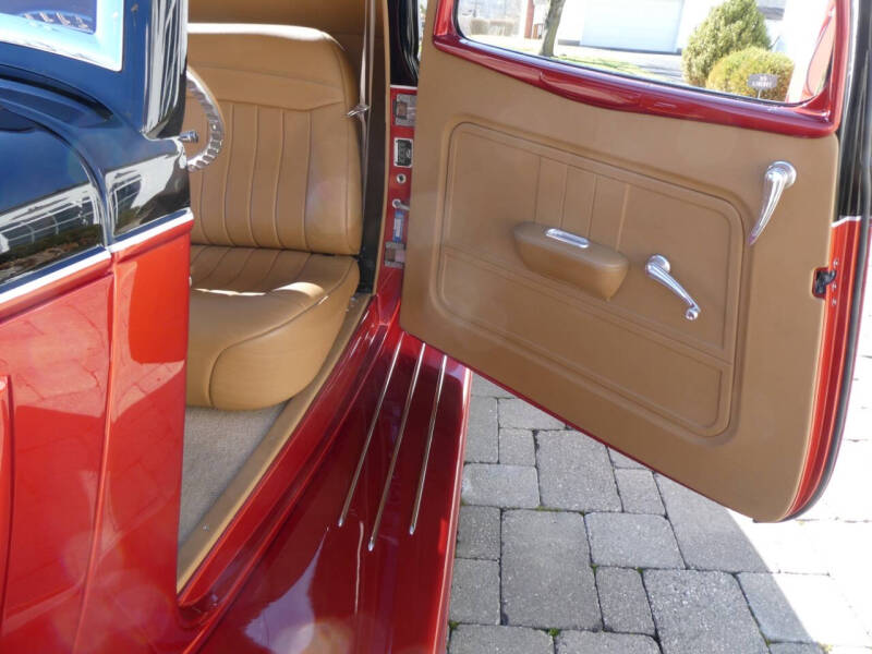 1933 Ford Custom Deluxe