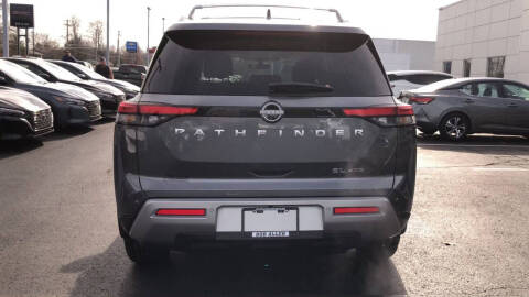 2025 Nissan Pathfinder SL