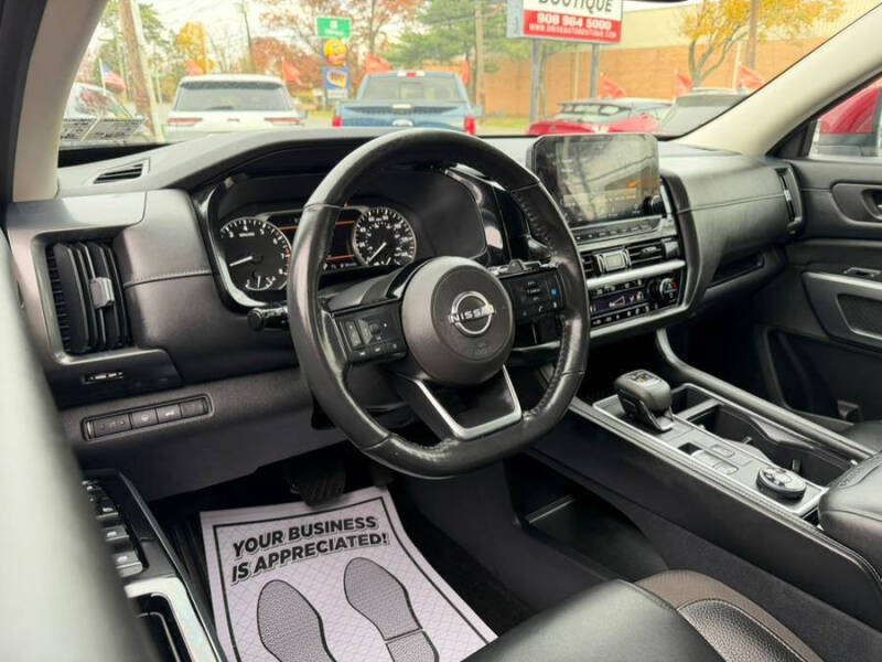 2022 Nissan Pathfinder SL