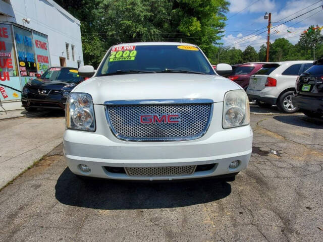 2007 GMC Yukon for sale at DAGO'S AUTO SALES LLC in Dalton, GA