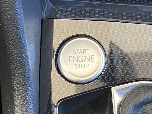 2025 Volkswagen Taos SE Black 4Motion