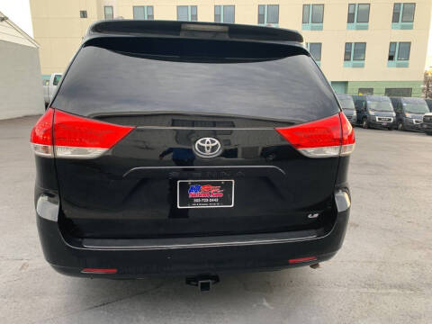 2013 Toyota Sienna LE 8-Passenger