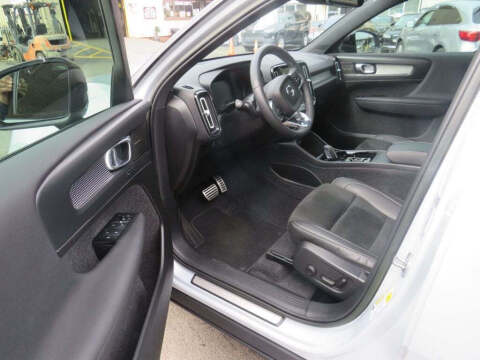 2022 Volvo XC40 T5 R-Design