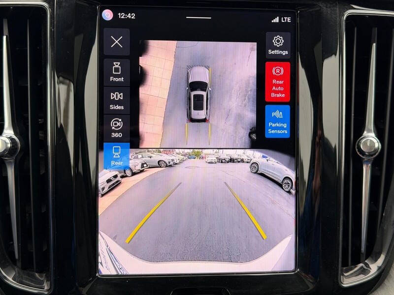 2025 Volvo XC60 B5 Plus Dark Theme