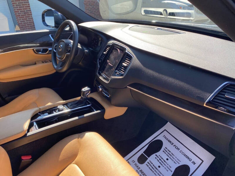 2017 Volvo XC90 T6 Momentum