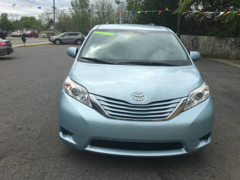 2015 Toyota Sienna LE 7-Passenger Auto Access Seat