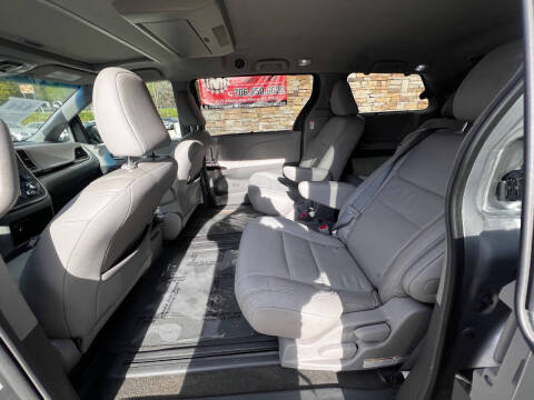 2017 Toyota Sienna XLE 8-Passenger