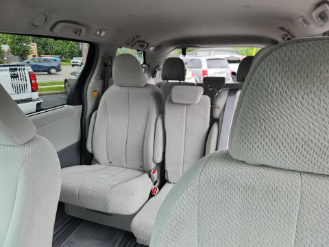 2011 Toyota Sienna LE 7-Passenger Auto Access Seat