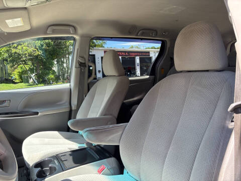 2014 Toyota Sienna LE 7-Passenger