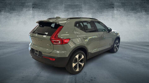 2024 Volvo XC40 B5 Core Dark Theme
