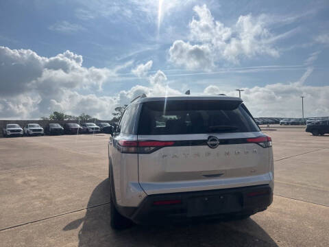 2022 Nissan Pathfinder SV