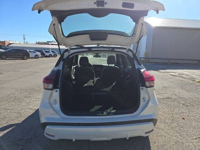 2023 Nissan Kicks SR