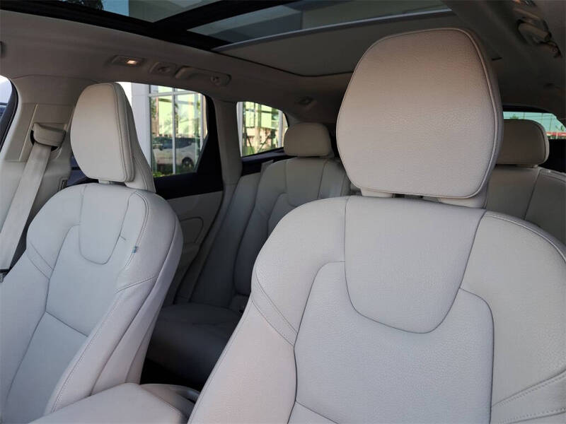 2022 Volvo XC60 B5 Momentum