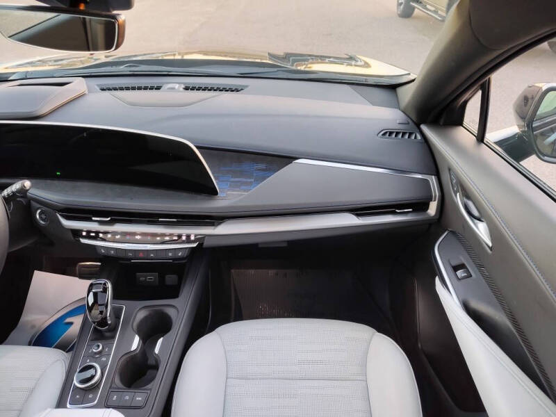 2025 Cadillac XT4 Sport