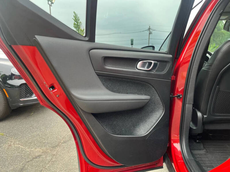 2023 Volvo XC40 B5 Plus Dark Theme