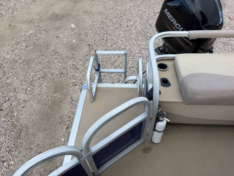 2014 Tracker MARINE FISHIN BARGE