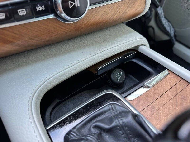 2022 Volvo XC90 T6 Momentum 7-Passenger