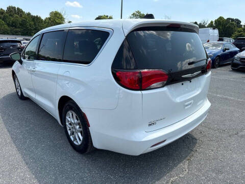 2023 Chrysler Voyager LX