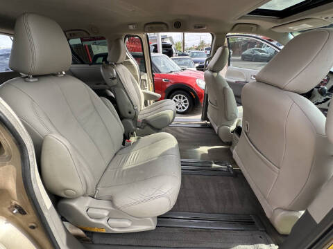 2014 Toyota Sienna XLE 7-Passenger Auto Access Seat