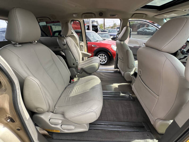 2014 Toyota Sienna XLE 7-Passenger Auto Access Seat