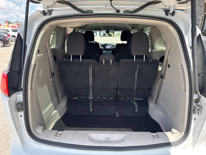2022 Chrysler Voyager LX