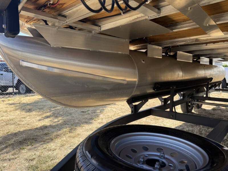 2021 Sun Tracker 20 DLX
