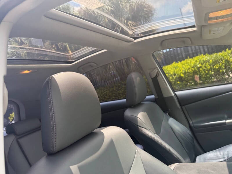 2013 Toyota Prius v Five