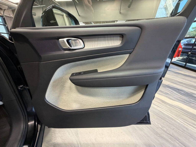 2023 Volvo XC40 B5 Plus Dark Theme