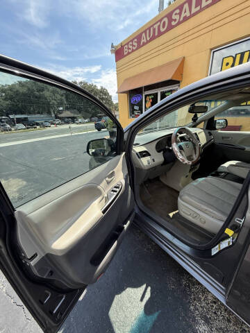 2011 Toyota Sienna LE 7-Passenger Auto Access Seat