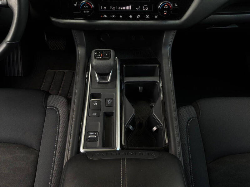 2025 Nissan Pathfinder SV