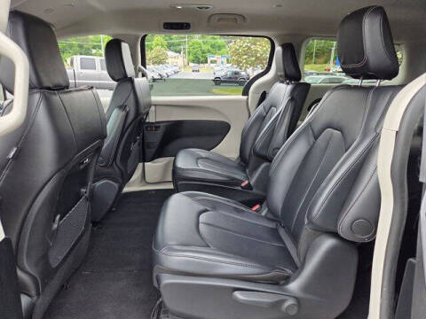 2024 Chrysler Pacifica Plug-In Hybrid Select